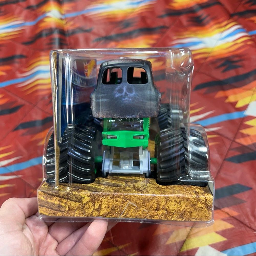 Hot Wheels Monster Jam Trucks 35th Grave Digger 1:24 Scale Diecast 2017 - Picture 3 of 9
